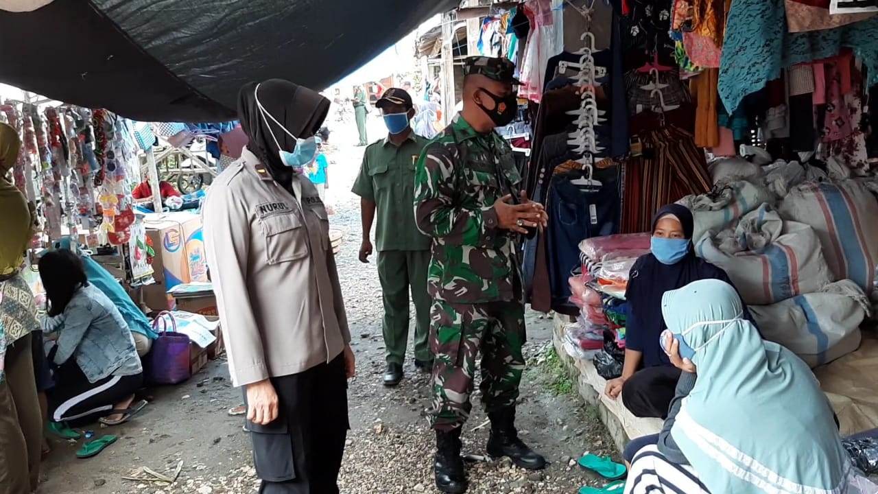 Forkompimka Kecamatan Sukorejo Himbau Pedagang Pasar Sukorejo untuk mematuhi Prokes