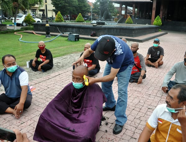 Pendukung Sugiri-Lisdyarita cukur gundul