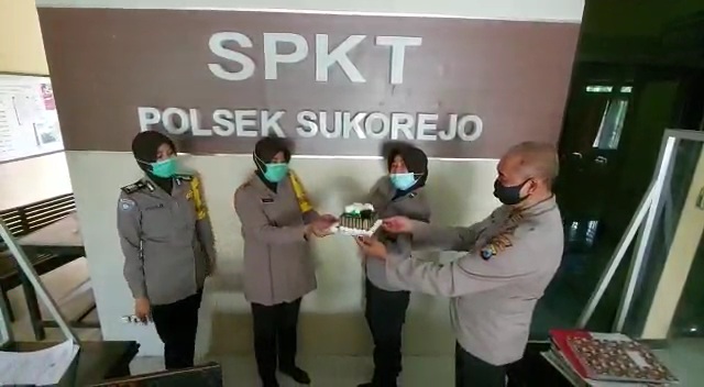 Tiga anggota Polwan Polsek Sukorejo Memberikan Kue Ulang Tahun ke Kapolsek 