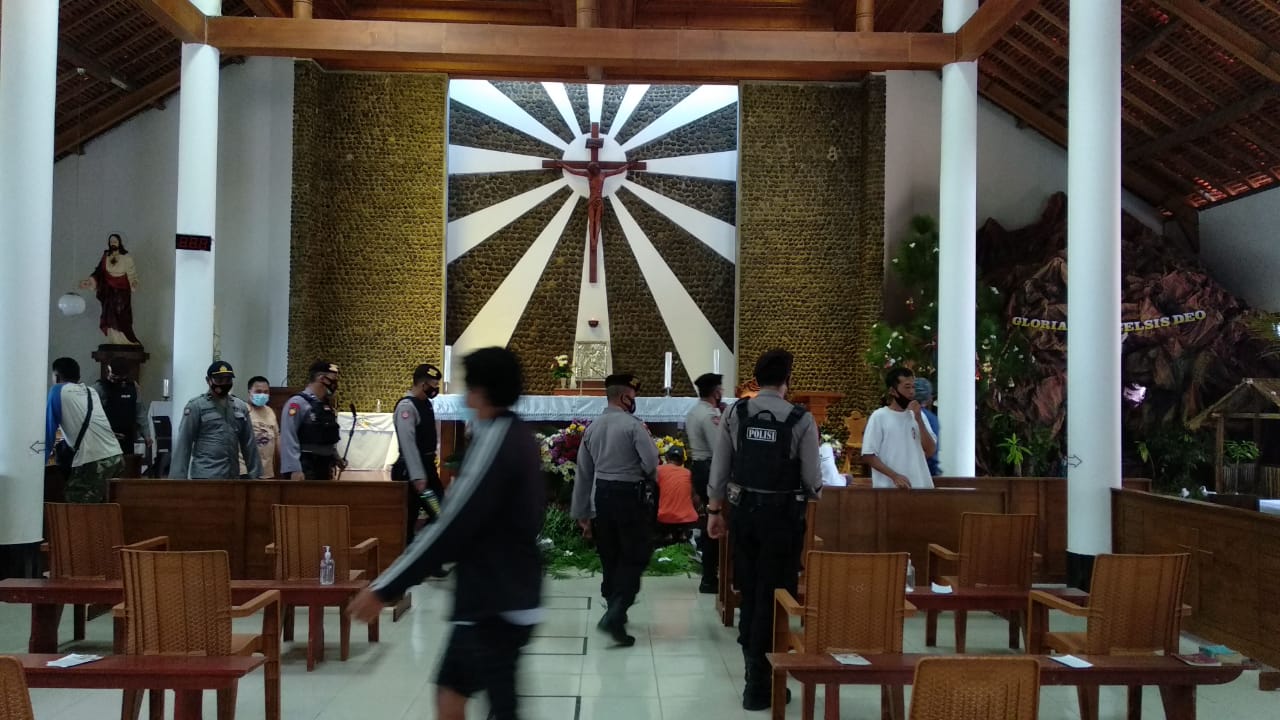 Anggota Polsek Sooko saat mensteril Gereja Santo Hillarius Klepu Ponorogo