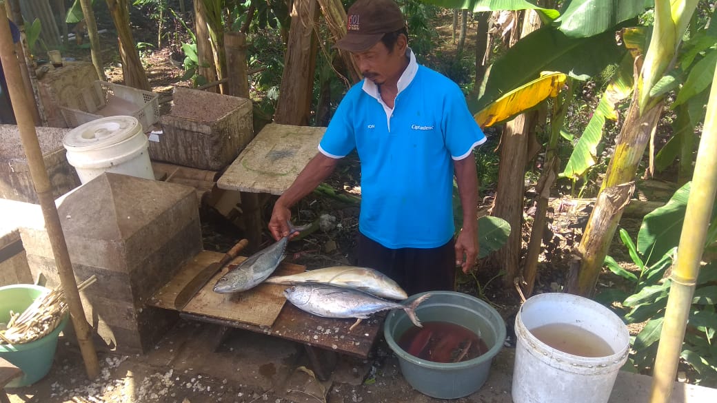 Pak Kolan pemilik ikan asap Ngadirenggo