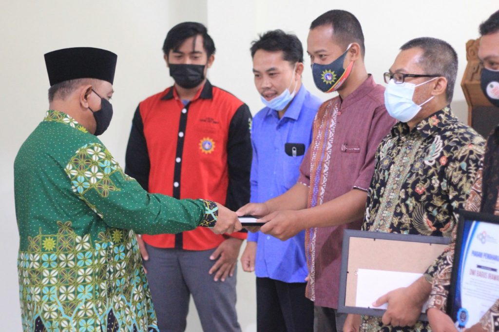 Mahtuh Ketua PDM Ponorogo serahkan penghargaan
