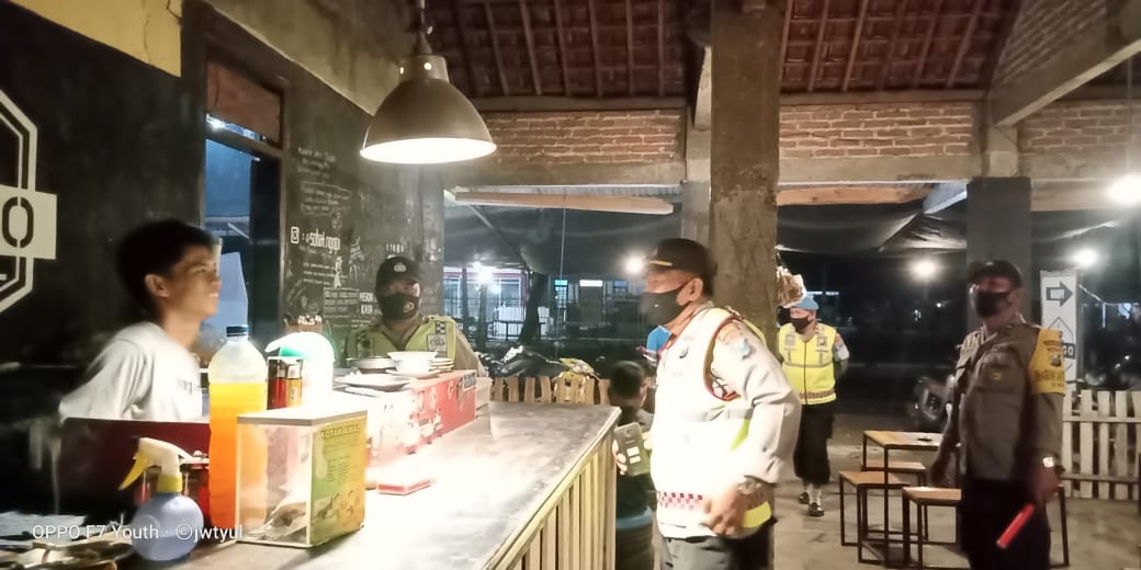 Anggota Polsek Slahung Menghimbau tempat cafe untuk mentaati jam malam