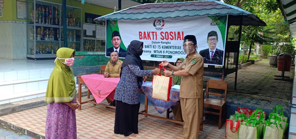 Kepala Madrasah MTsN 6 Ponorogo memberikan bingkisan paket sembako