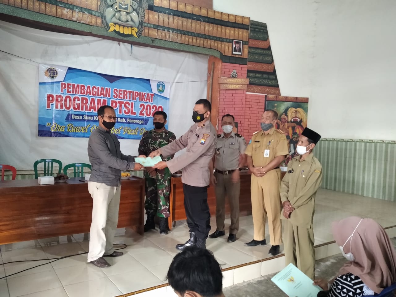 25 Warga Suru Sooko Terima  Sertifikat Program PTSL