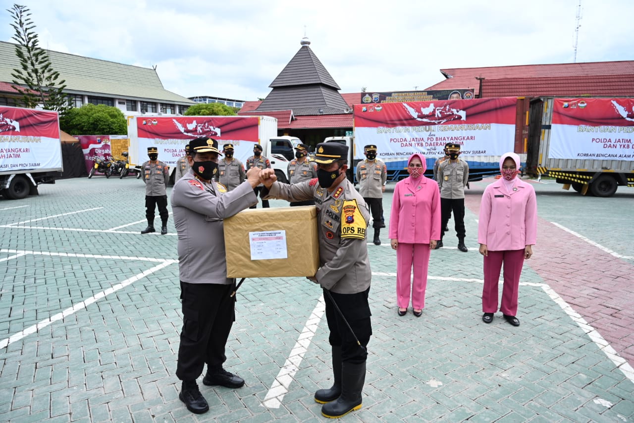 Bantuan Kemanusian Polda Jatim Dan Bhayangkari Diterima Polda Kalsel