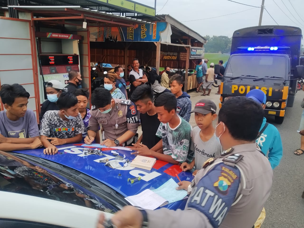 Petugas menilang pembalap liar