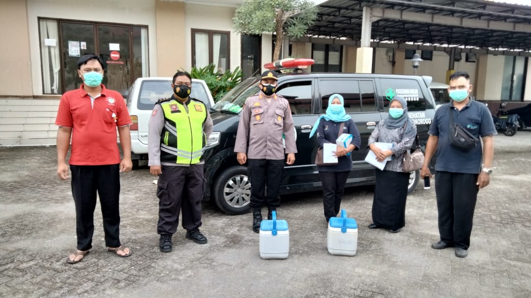 Polsek Slahung Kawal Pendistribusian Vaksin Covid 19