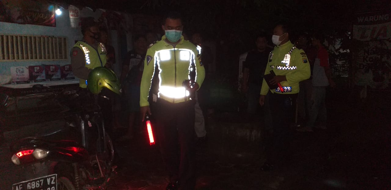 Petugas Lantas Polres Ponorogo saat olah TKP kecelakaan