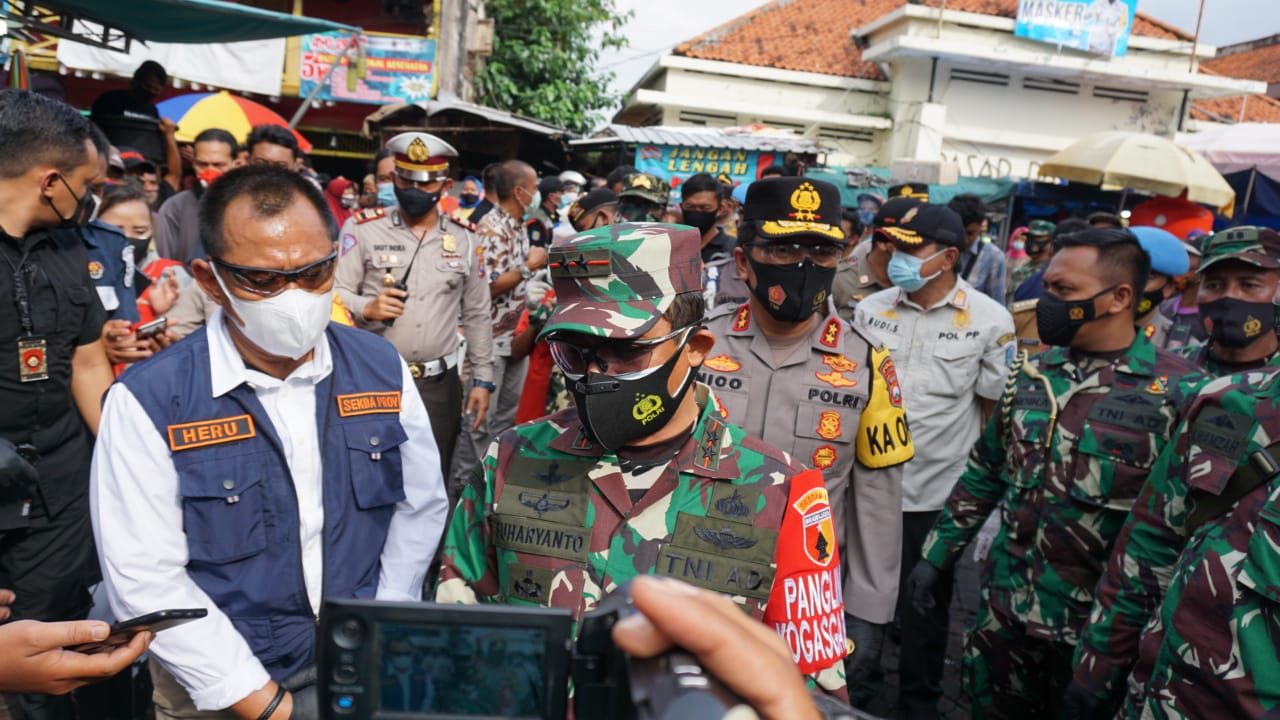 Forkopimda Jatim Bagikan 20 Ribu Masker dan 5 Ribu Paket Sembako