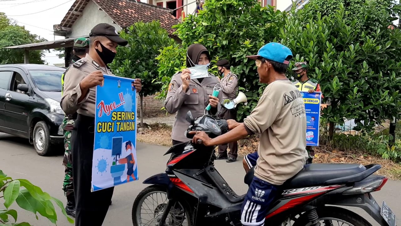 Polsek Dan Koramil Sukorejo Ponorogo Bagi Masker