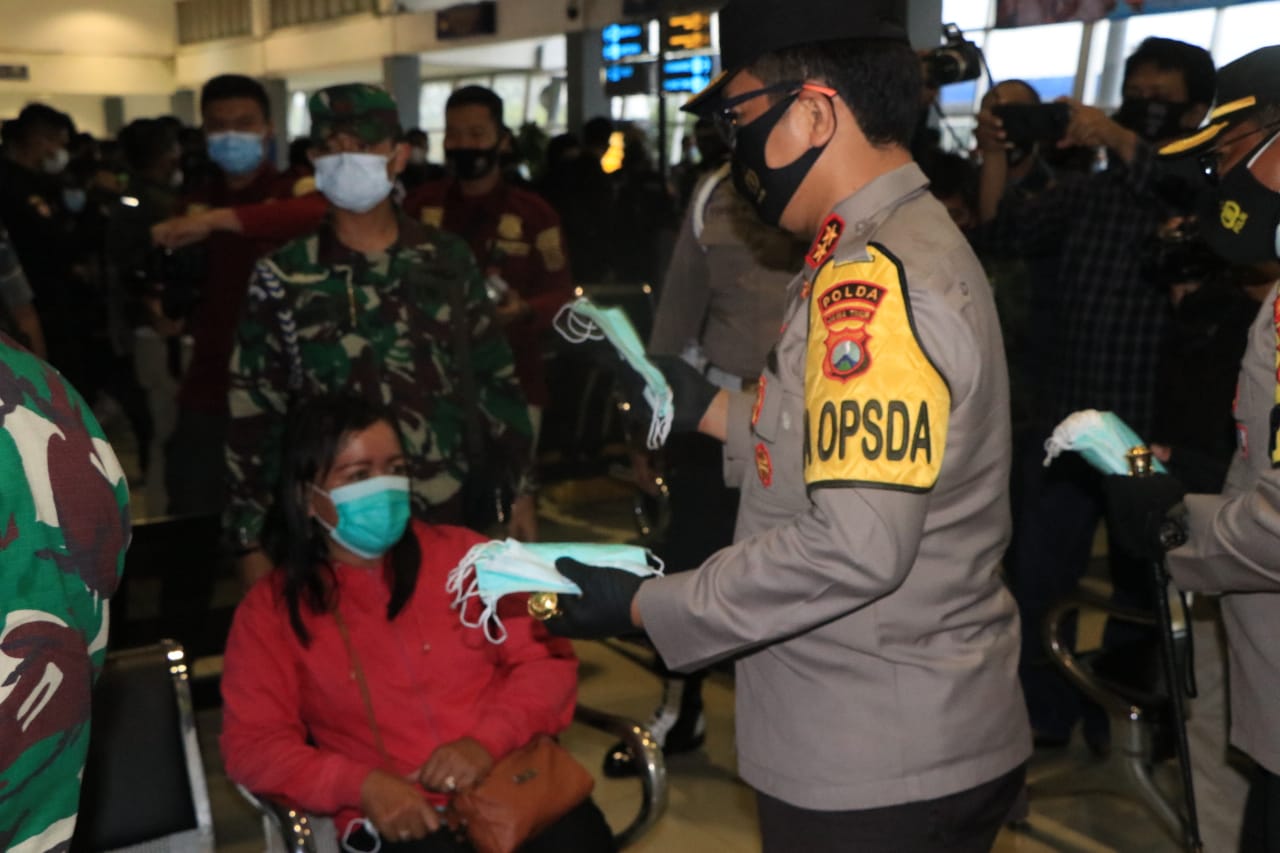 Kapolda, Pangdam V Brawijaya dan Pangkoarmada II, Bagikan Masker