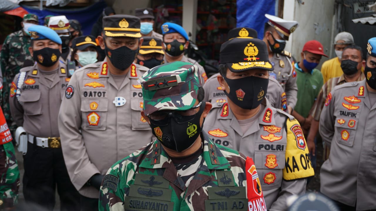 Kapolda Jatim Memakaikan Masker Secara Langsung ke Masyarakat