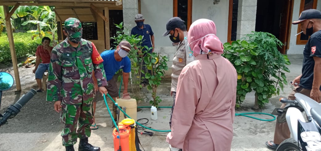 Polsek Sukorejo Bersama Tiga Pilar Lakukan Penyemprotan