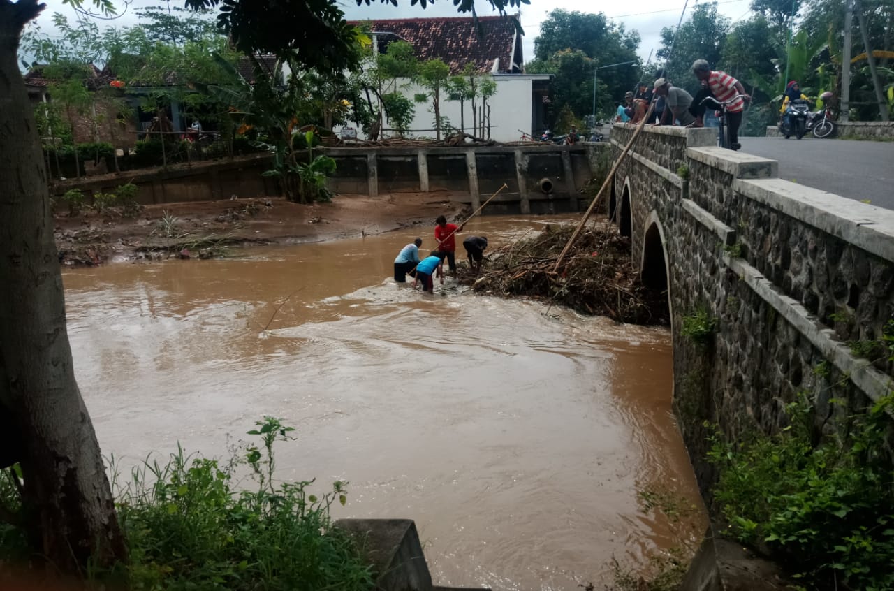 Destana Desa Ngampel Lakukan Bersih Sungai Cegah Banjir