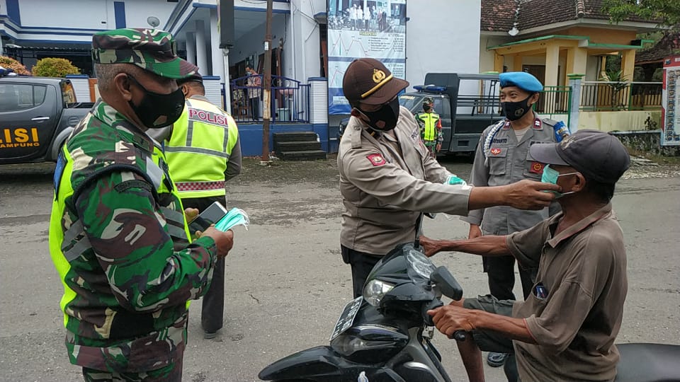Sinergitas TNI - Polri Dalam Giat Ops Yustisi Dan Bagikan Masker