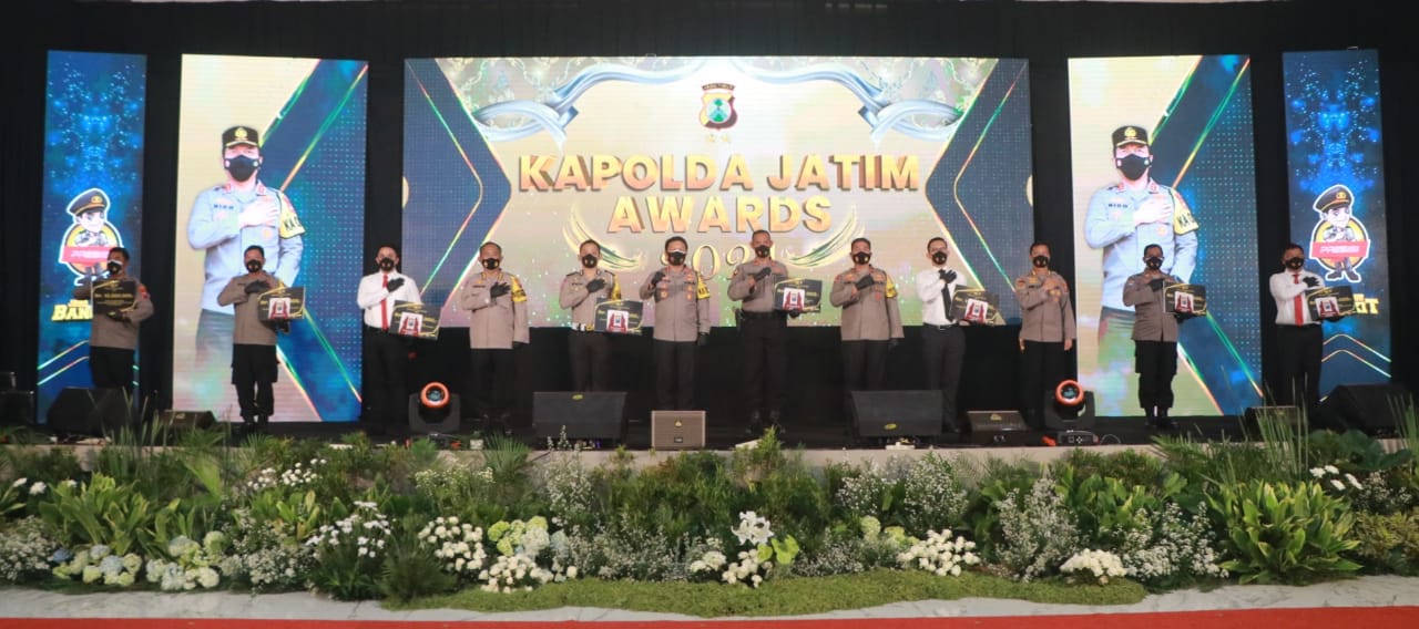 Kapolda Beri Penghargaan Anggota Teladan dan Kampung Tangguh Semeru