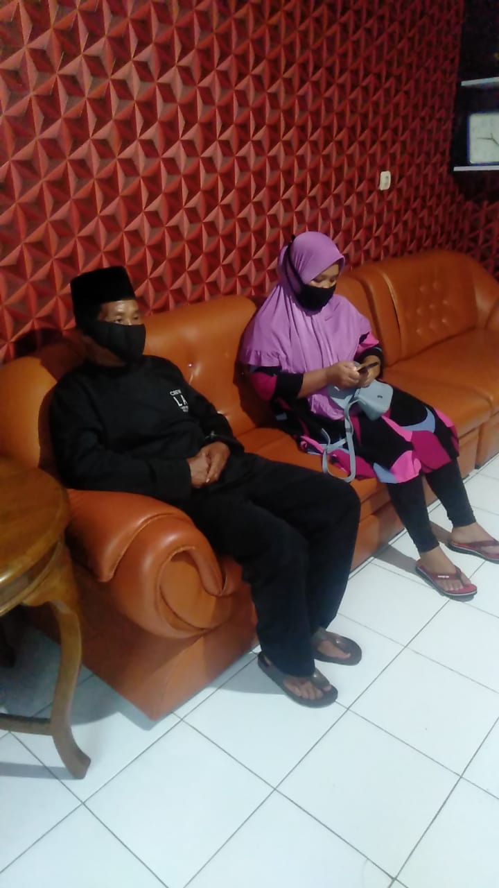 Sungkep orang tua korban Dhea dan Kakak kandung saat melapor di Polres Madiun