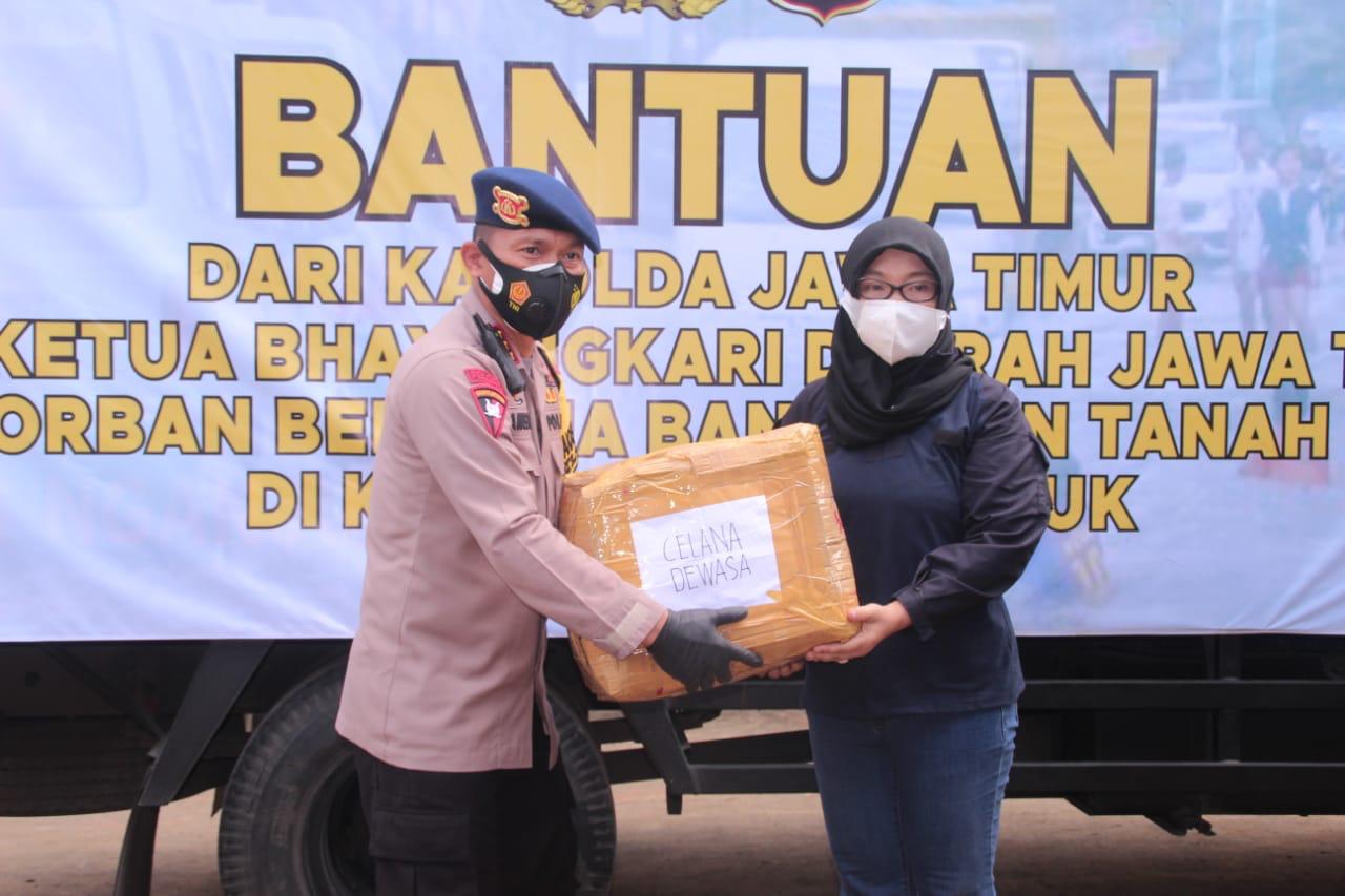 Dansat Brimob Polda Jatim Berikan Bantuan Sembako ke Korban Bencana