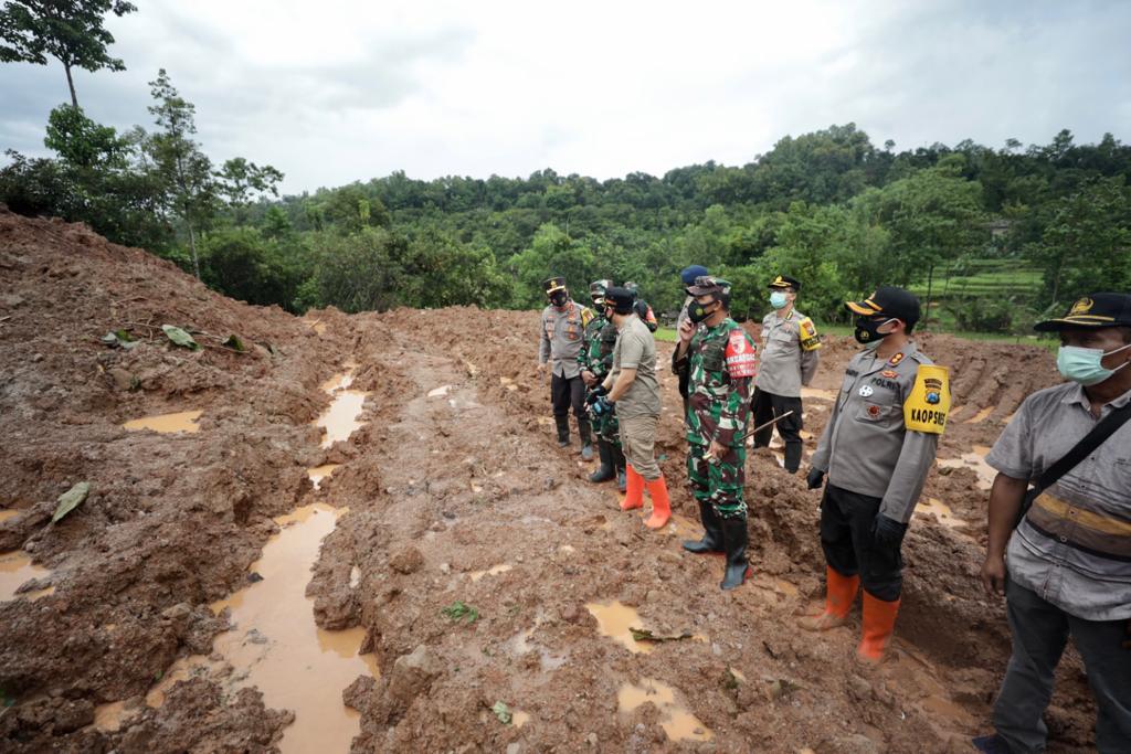 Pangdam V Brawijaya dan Kapolda Jatim Tinjau Lokasi Tanah Longsor