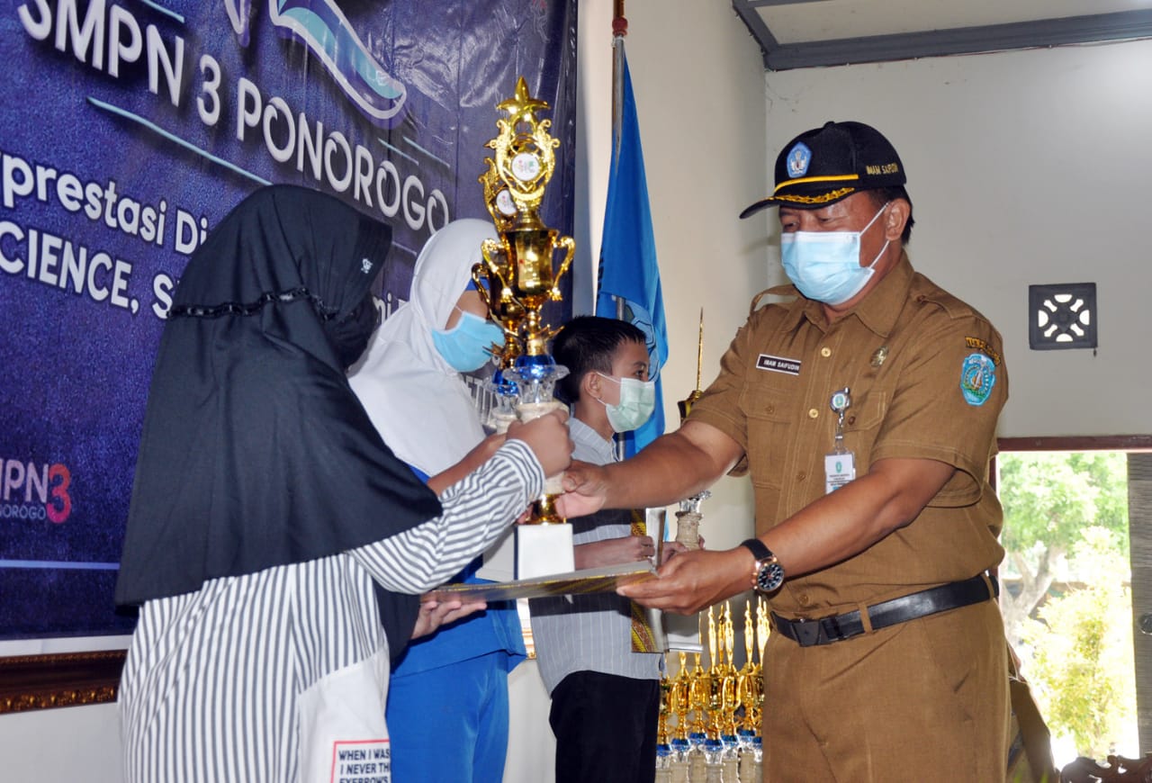 Imam Saifudin Plt Kepala Sekolah SMPN 3 saat memberikan hadih kepada peserta lomba