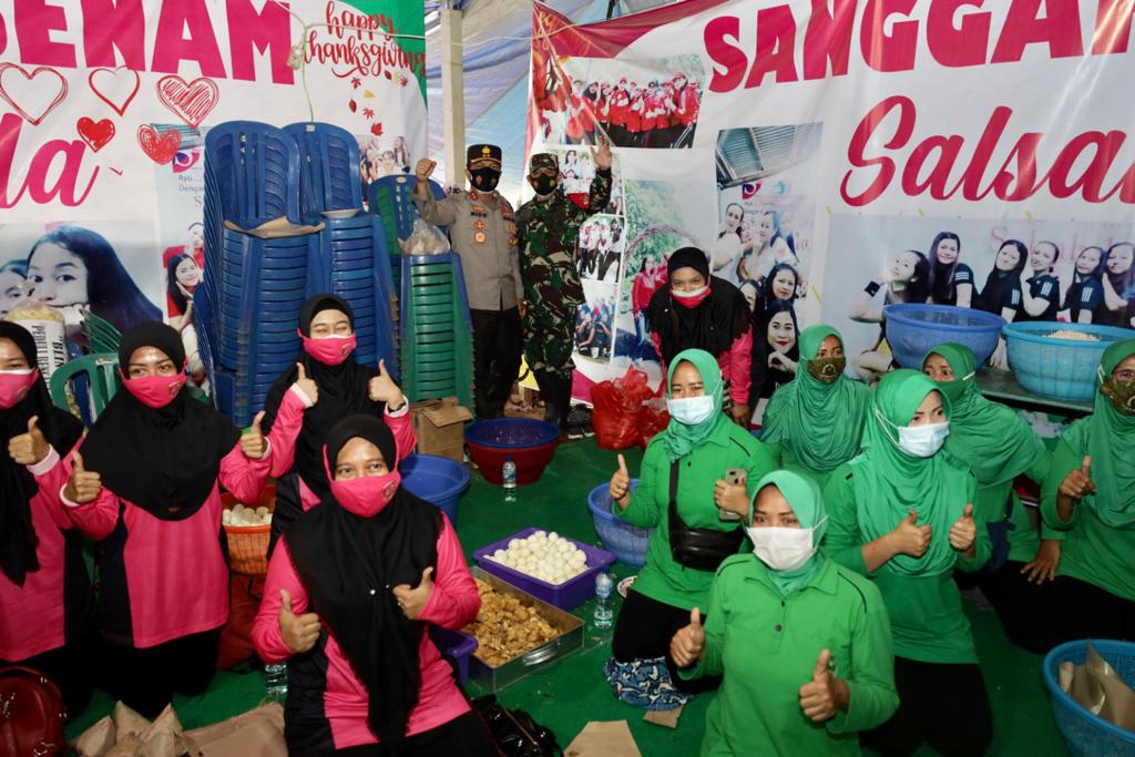 Bhayangkari dan Persit Kartika Chandra Bantu Korban Bencana Ngetos