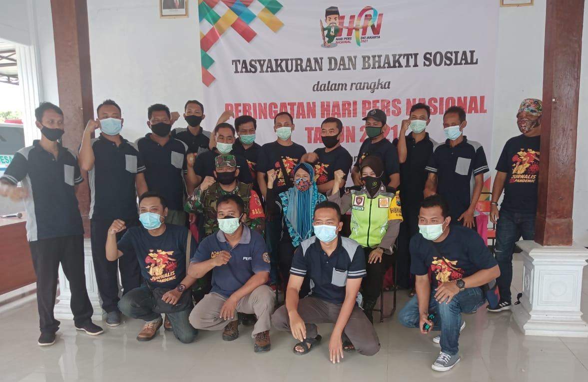 Peringati HPN 2021, KWP Ponorogo Berbagi Sembako di Desa Serangan