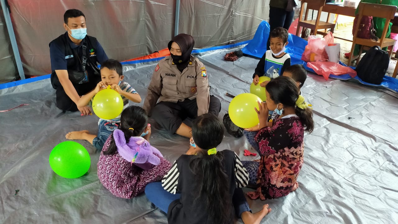 Anggota Polres Nganjuk Berikan Bantuan Trauma Healing Korban Longsor