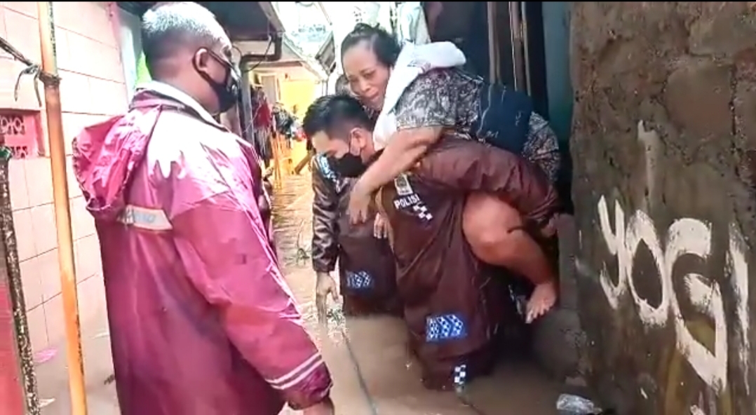 Heroik, Kapolsek Mengevakuasi Korban Banjir Dengan Di Gendong
