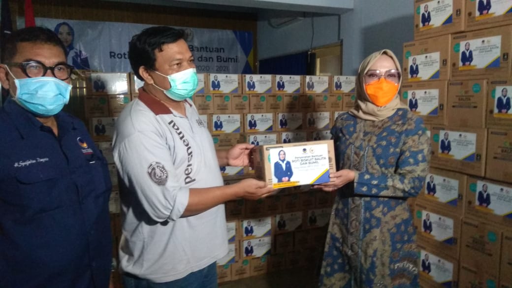 Anggota DPR Hj. Sri Wahyuni Bagikan 1190 Karton Biskuit Buat Ibu Hamil