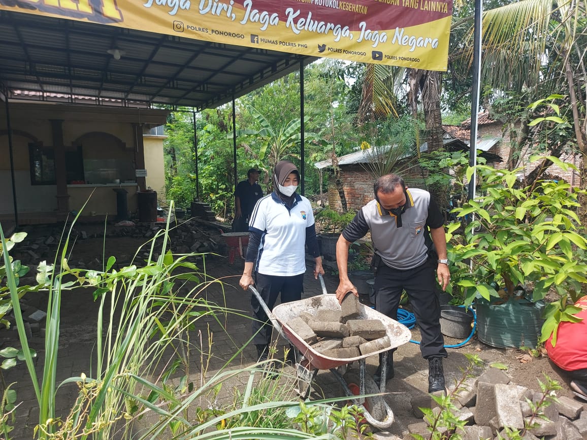 Giat Kerja Bhakti Polsek Sukorejo Dipimpin Langsung Kapolsek