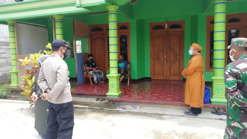 Kapolsek Badegan Beri Semangat Warga Terkena Covid 19