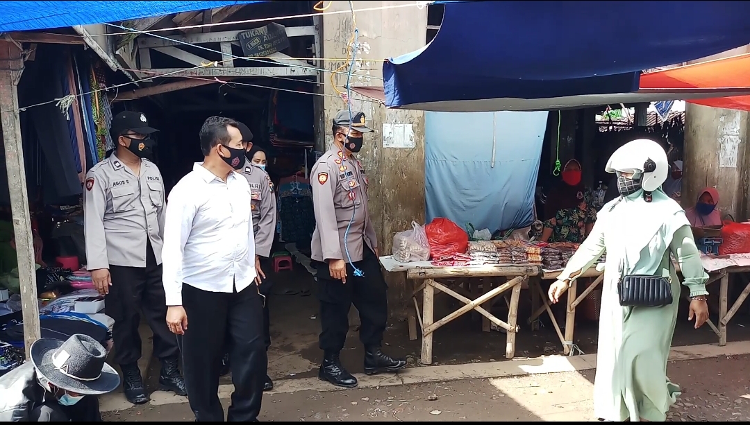 Kapolsek Jetis Melaksanakan Patroli Harkamtibmas Serta Bagikan Masker