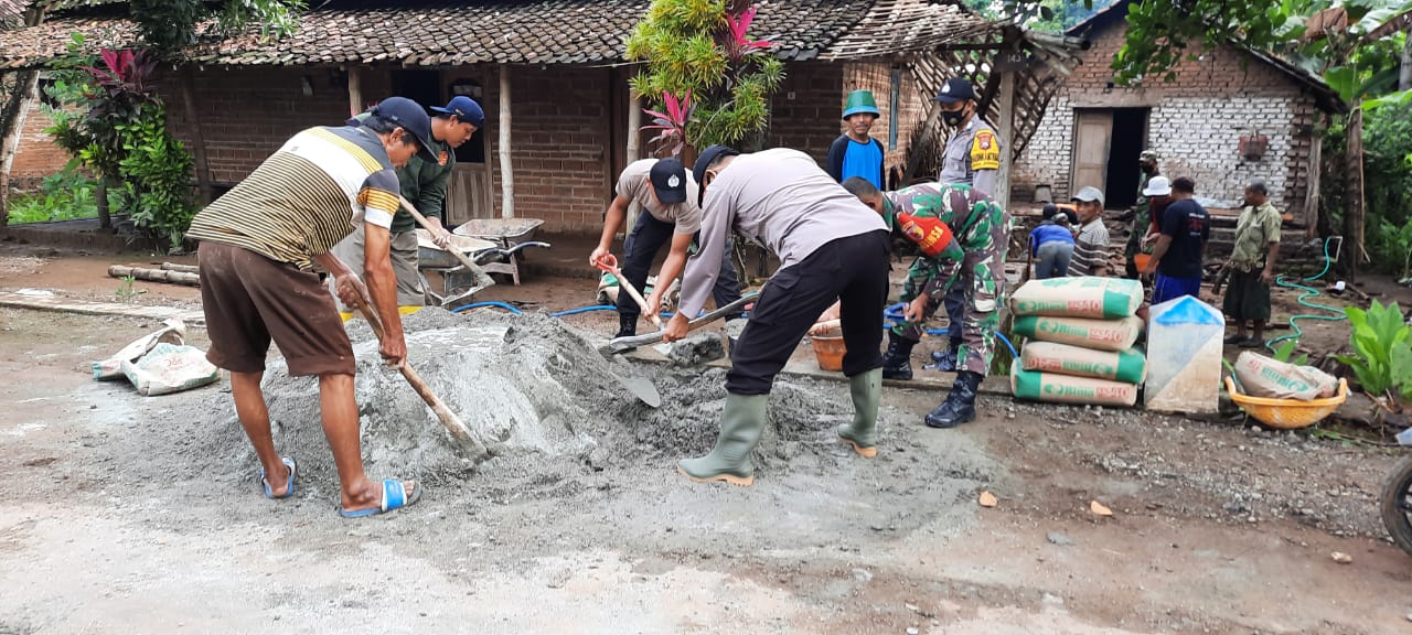 Kapolsek Jabon Bantu Perbaiki Rumah Korban Banjir