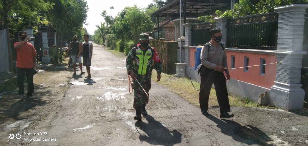 Bhabinkamtibmas Gandukepuh Dampingi Giat Penyemprotan Disinfektan