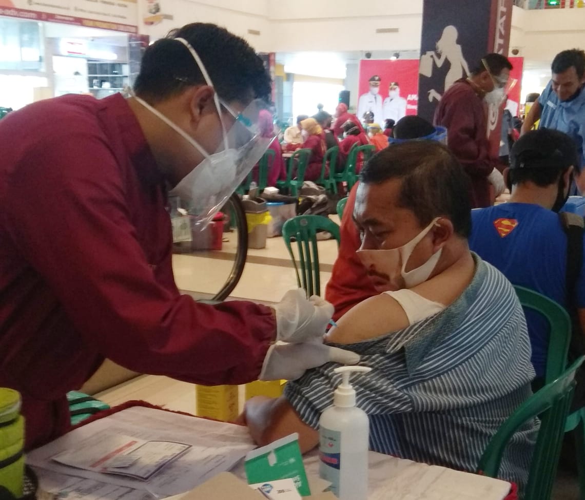 Arif Wartawan Media beritaplus.id Saat Di Suntik Vaksin COVID-19 Bertempat Di Mall PCC Ponorogo