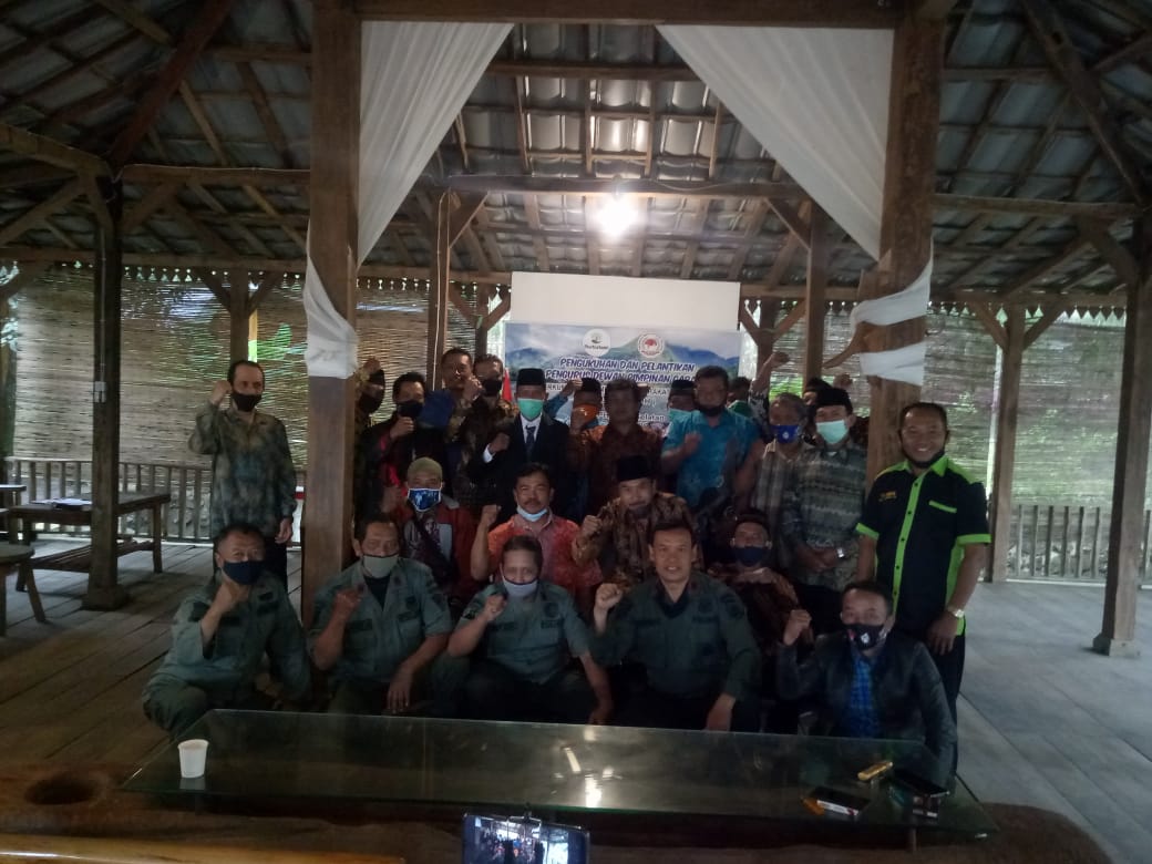Foto bersama sesaat setelah prosesi pelantikan DPC PLMDH Lawu Selatan (foto : Didik M)