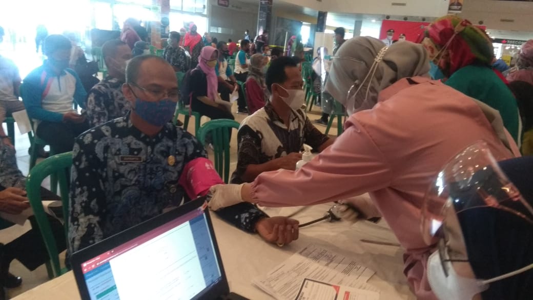 Drs. Suprapto, MM Kepala Sekolah SMPN 1 Sukorejo, Ponorogo di tensi sesaat sebelum di suntik vaksin  di mall PCC Ponorogo