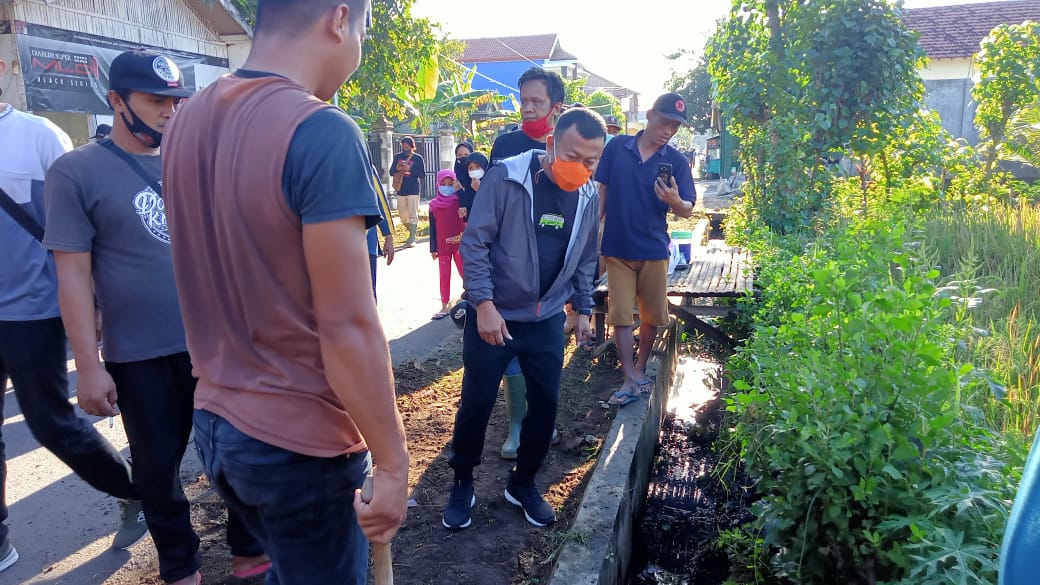 Bupati Sugiri saat memberikan pengarahan di dampingi kepala kelurahan Kepatihan Mastimah