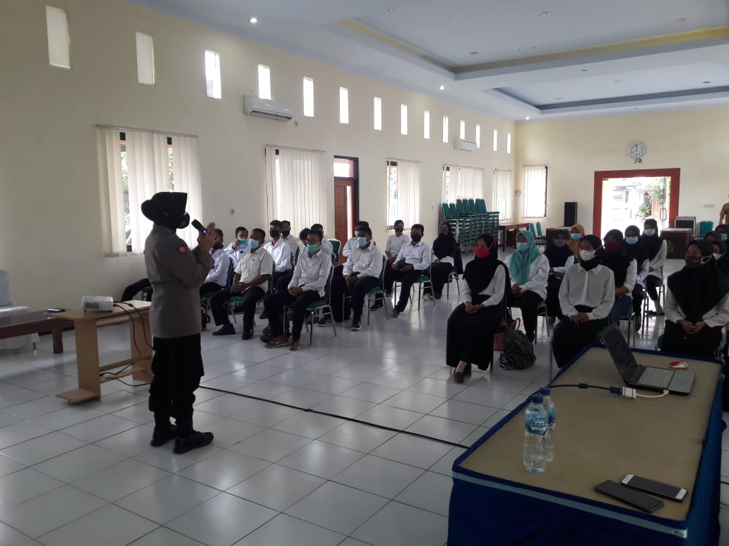 Petugas dari Polsek Sukorejo saat memberikan penyuluhan pada generasi muda tentang bahaya  penyalahgunaan Narkoba