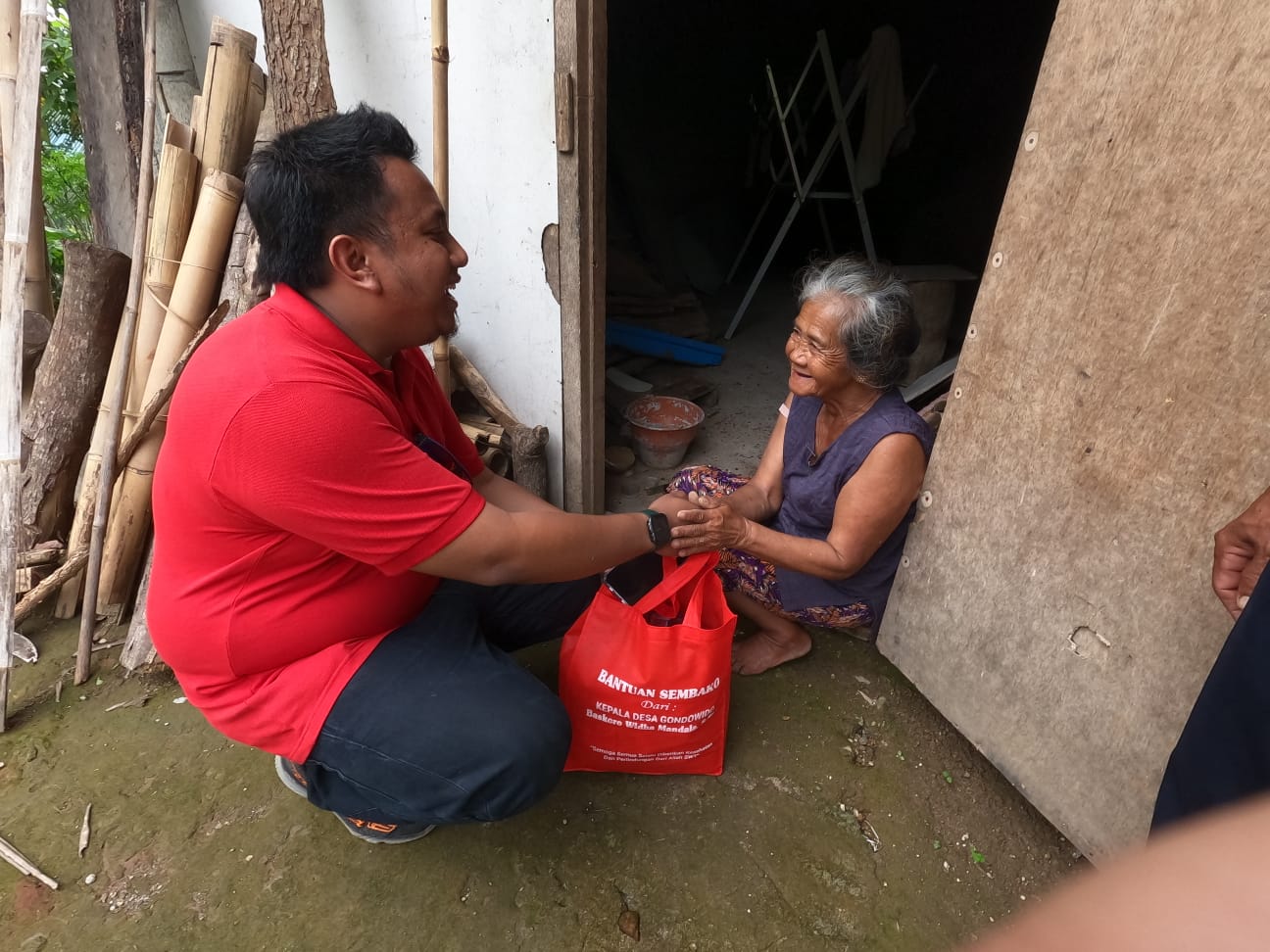 Kepala desa Gondowido berkeliling desa sekaligus memberikan sembako pada warganya.