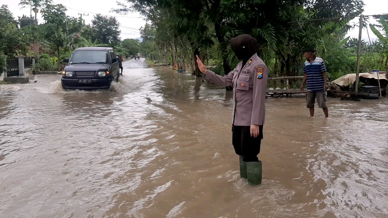 Suasana di jalan raya yang terdampak banjir. 