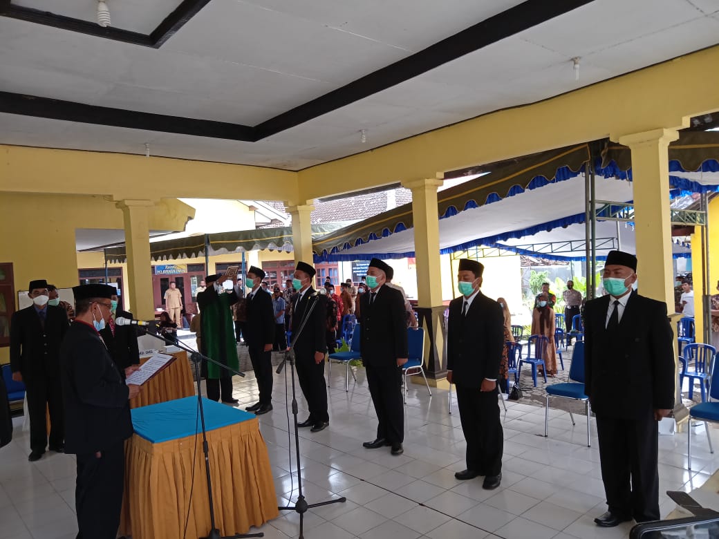 Prosesi pelantikan perangkat desa di pendopo kecamatan Sambit Ponorogo