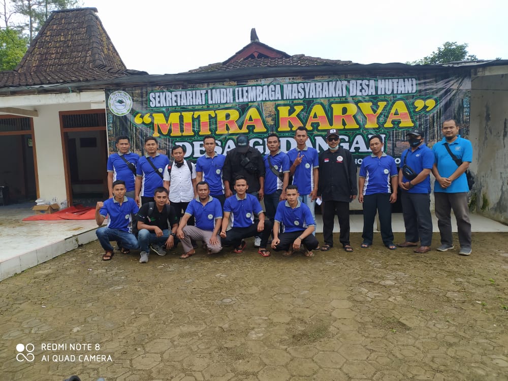 Foto bersama di depan kantor LMDH Motra Karya Desa Gedangan