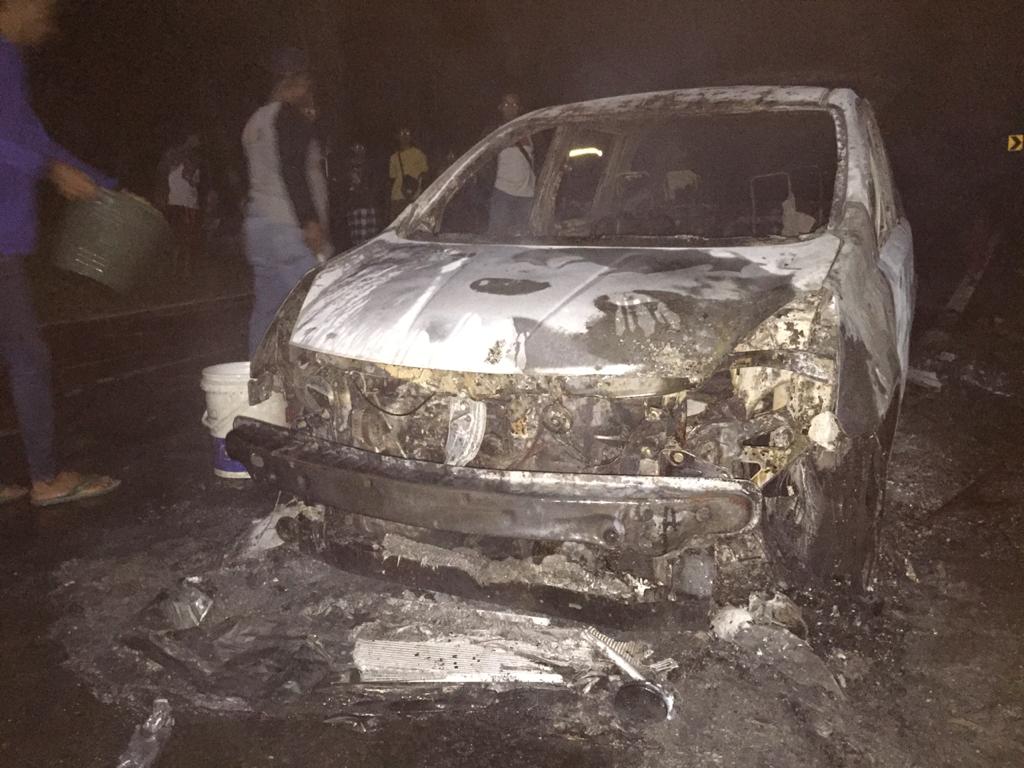 Keadaan mobil Grand Livina No Pol W 1242 XQ yang terbakar