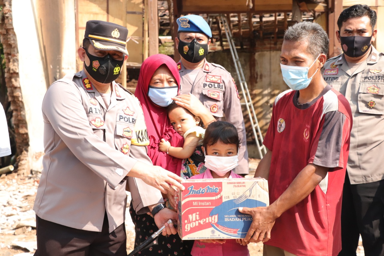 Kapolres Ponorogo AKBP MOCHAMAD NUR AZIS, S.H., S.I.K., M.Si. memberikan bantuan berupa paket sembako ke Pak sipur korban gempa bumi