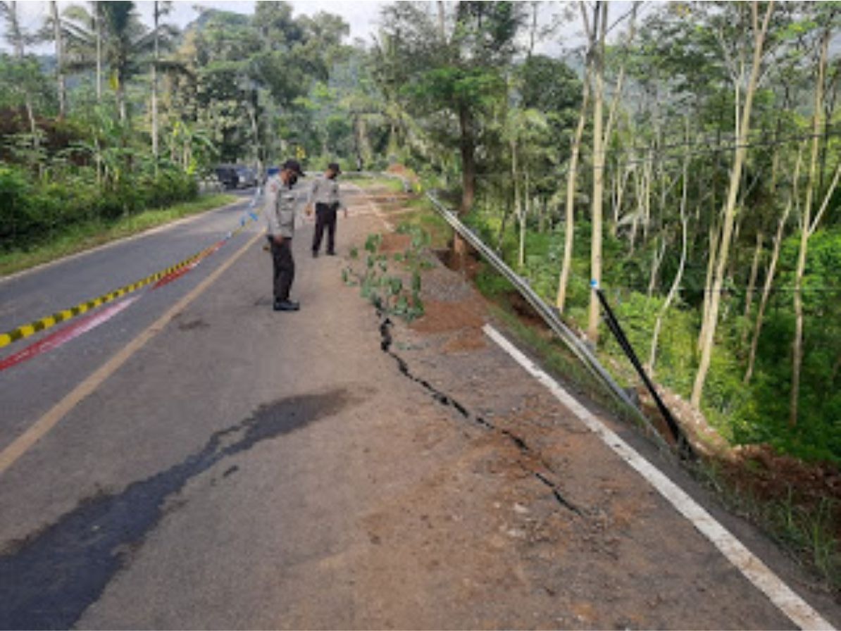 Jln Retak Retak di Dukuh Blumbang, Desa Pangkal, Kecamatan Sawoo, Kabupaten Ponorogo
