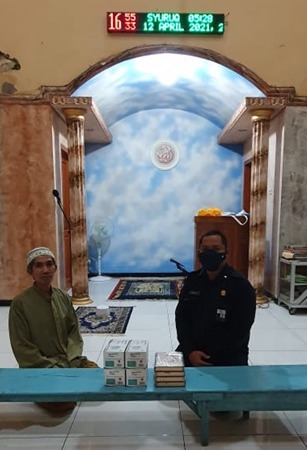 Sarwo Adi Waloyo saat memberikan Al-quran di salah satu Mushollah di Pasuruan