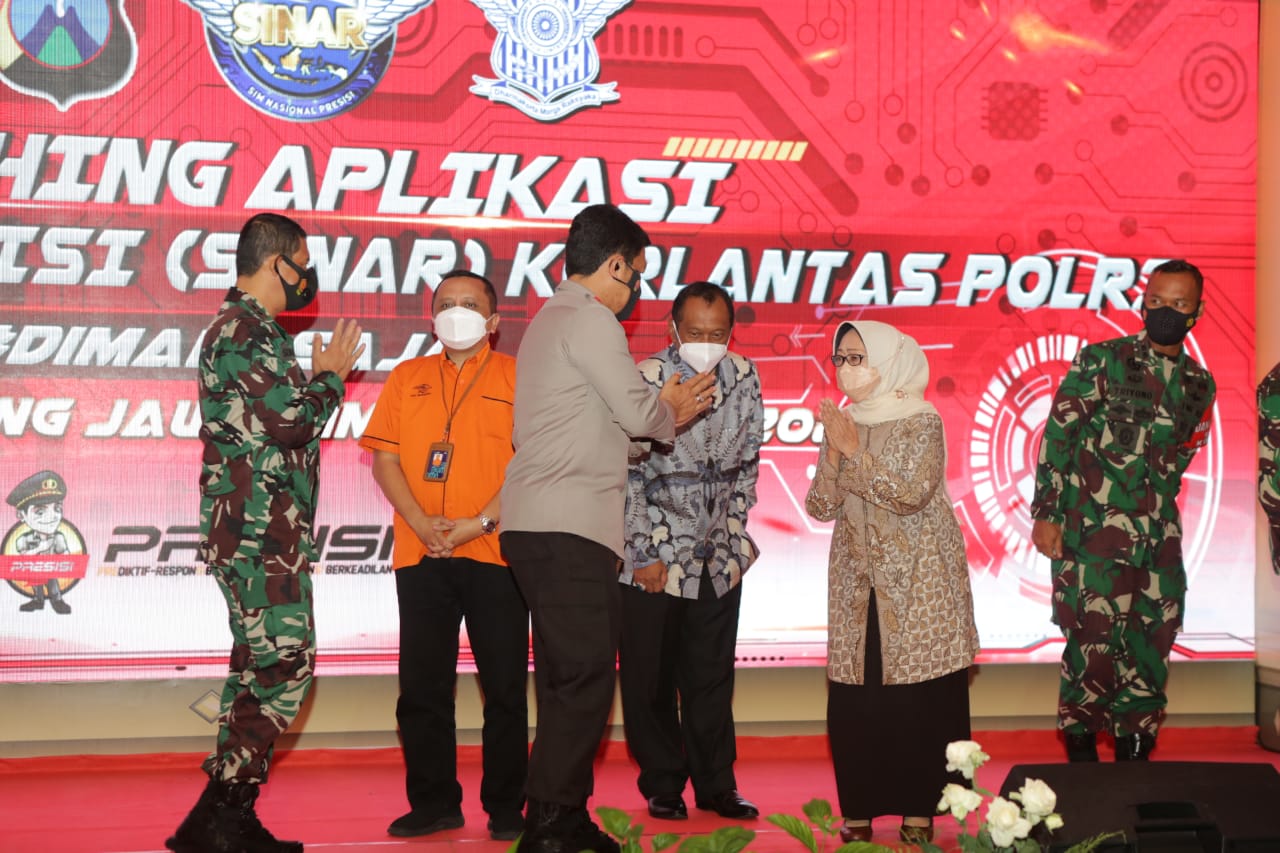 Kapolda Jawa Timur Irjen Pol Dr. Nico Afinta, Pangdam V Brawijaya Mayjen TNI Suharyanto, didampingi Pejabat Utama (PJU) Polda Jatim serta Kabid Humas Polda Jatim Kombes Pol Gatot Repli Handoko hadiri Launching Aplikasi SIM Nasional Presisi (Sinar)
