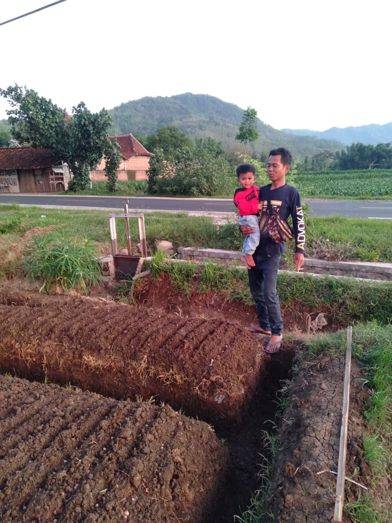 Unip saat berada di lokasi persiapan penanaman bawang merah di Desa Kori 
